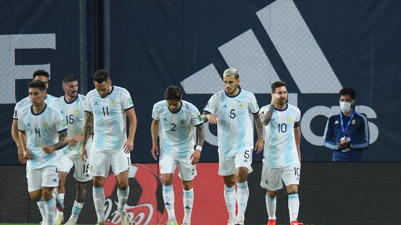 BUENOS AIRES, ARGENTINA - 08 DE OCTUBRE: Lionel Messi de Argentina celebra con sus compañeros de equipo después de anotar el gol de apertura de su partido entre Argentina y Ecuador como parte de los Clasificatorios Sudamericanos para Qatar 2022 en el Estadio Alberto J. Armando el 08 de octubre de 2020 en Buenos. Aires, Argentina. (Foto de Marcelo Endelli / Getty Images)