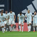 BUENOS AIRES, ARGENTINA - 08 DE OCTUBRE: Lionel Messi de Argentina celebra con sus compañeros de equipo después de anotar el gol de apertura de su partido entre Argentina y Ecuador como parte de los Clasificatorios Sudamericanos para Qatar 2022 en el Estadio Alberto J. Armando el 08 de octubre de 2020 en Buenos. Aires, Argentina. (Foto de Marcelo Endelli / Getty Images)