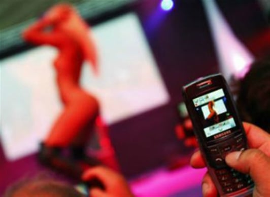 Serena Fleites, la única demandante cuya identidad se revela, dijo que en 2014 se enteró de que “un video de desnudo y sexualmente explícito” que su novio le obligó a hacer cuando solo tenía 13 años había sido subido a Pornhub sin su consentimiento.