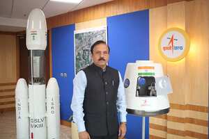 El director fundador del Centro de Vuelos Espaciales Humanos, Dr. Unnikrishnan Nair, posa junto a las réplicas mientras la Organización de Investigación Espacial de la India (ISRO) presenta modelos a escala del futuro módulo de tripulación y el cohete que enviará a los astronautas indios a espacio el 13 de octubre de 2023 en Nueva Delhi, India. (Foto de Pallava Bagla/Getty Images)