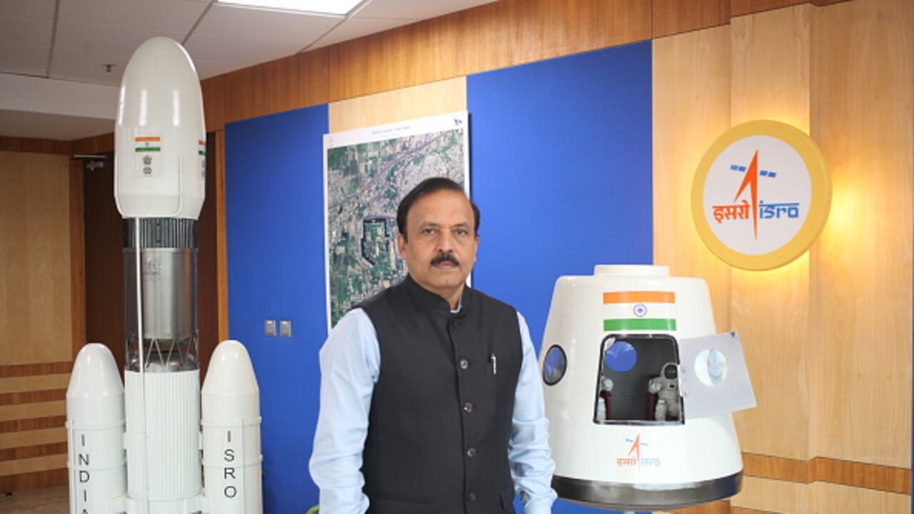 El director fundador del Centro de Vuelos Espaciales Humanos, Dr. Unnikrishnan Nair, posa junto a las réplicas mientras la Organización de Investigación Espacial de la India (ISRO) presenta modelos a escala del futuro módulo de tripulación y el cohete que enviará a los astronautas indios a espacio el 13 de octubre de 2023 en Nueva Delhi, India. (Foto de Pallava Bagla/Getty Images)