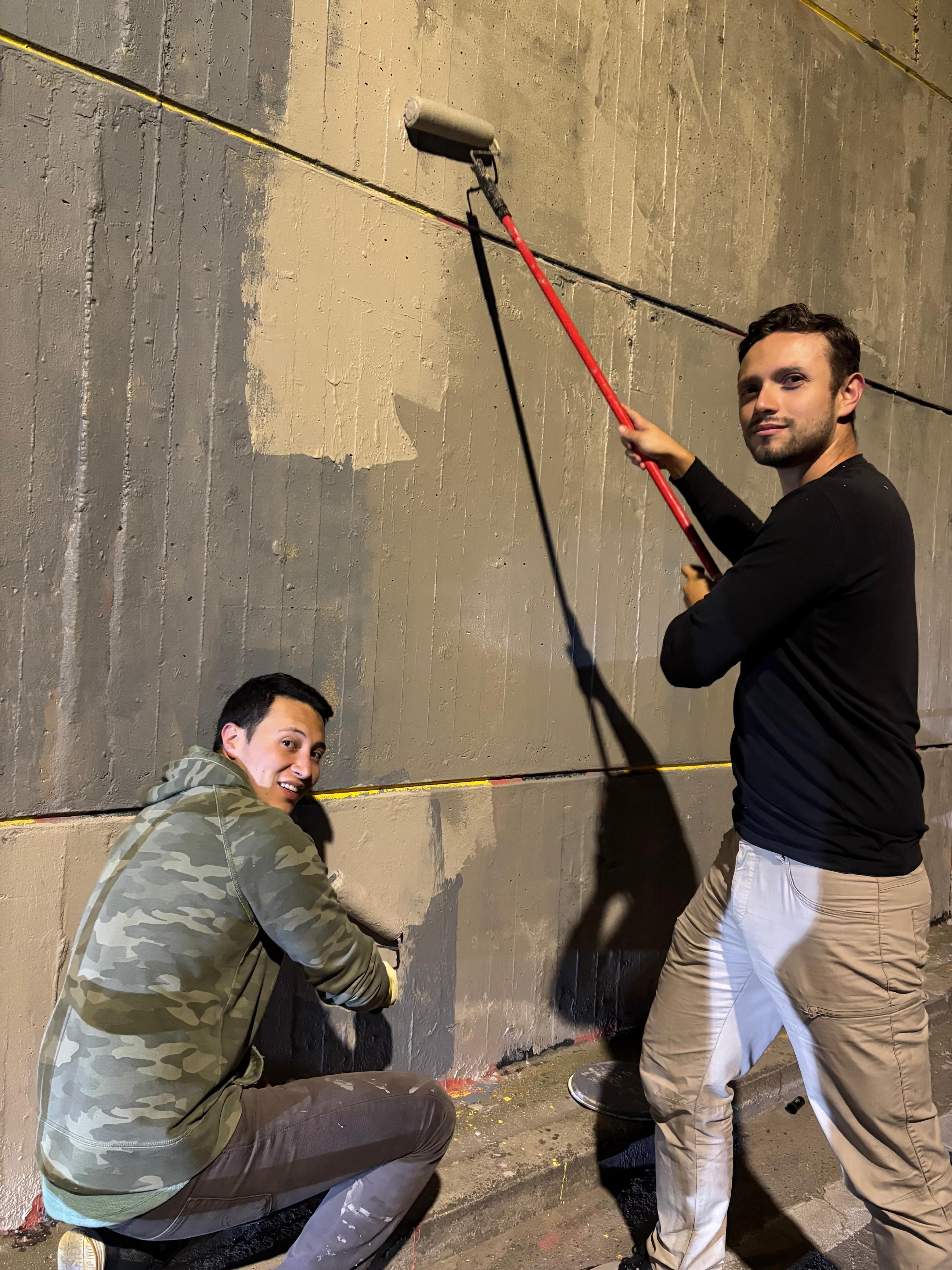 Jóvenes borrando grafitis en Bogotá