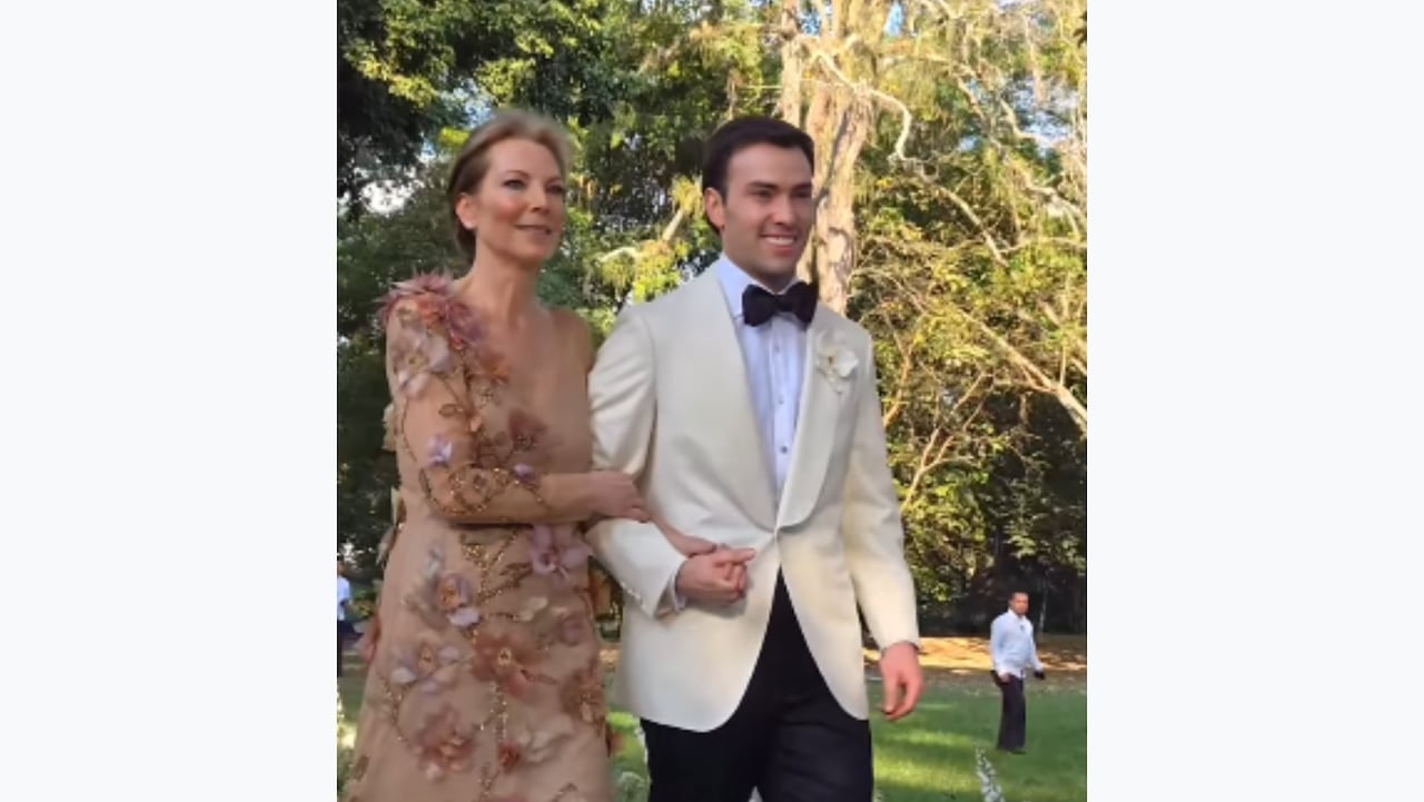 La ex primera dama de la nación, Clemencia de Santos, ingresa junto a su hijo, Esteban Santos