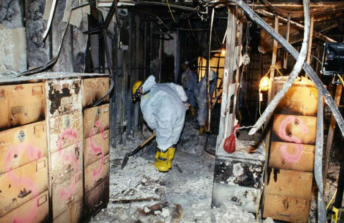 Investigadores del FBI dentro del edificio. Luego del impacto del avión, los esfuerzos de rescate fueron llevados por los empleados militares y civiles dentro del edificio. Foto: FBI