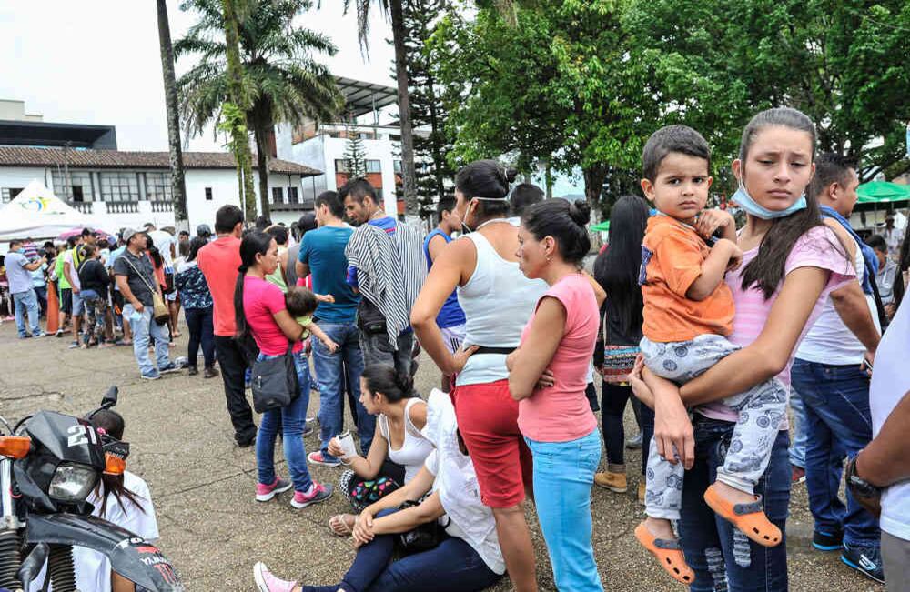 Una mujer hace fila para recibir la  vacuna contra la Hepatitis A, Varicela y Tétano, el viernes 7 de abril de 2017,  en Mocoa, Putumayo. Foto: Carlos Julio Martínez / Enviado Especial de Semana