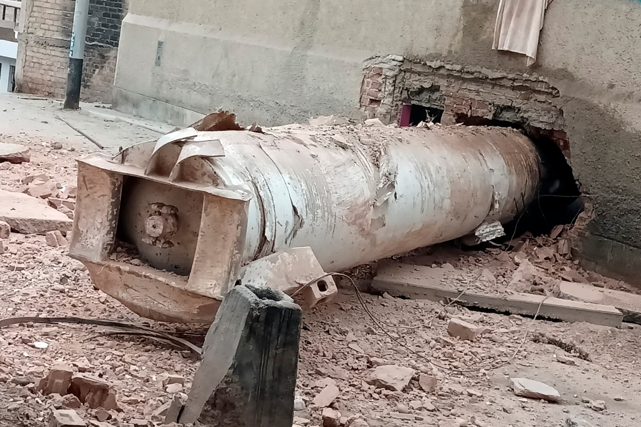 Esta fotografía publicada por la Policía Nacional del Perú muestra parte de los daños causados ​​por una deflagración en una gasolinera de Lima el 20 de mayo de 2024.