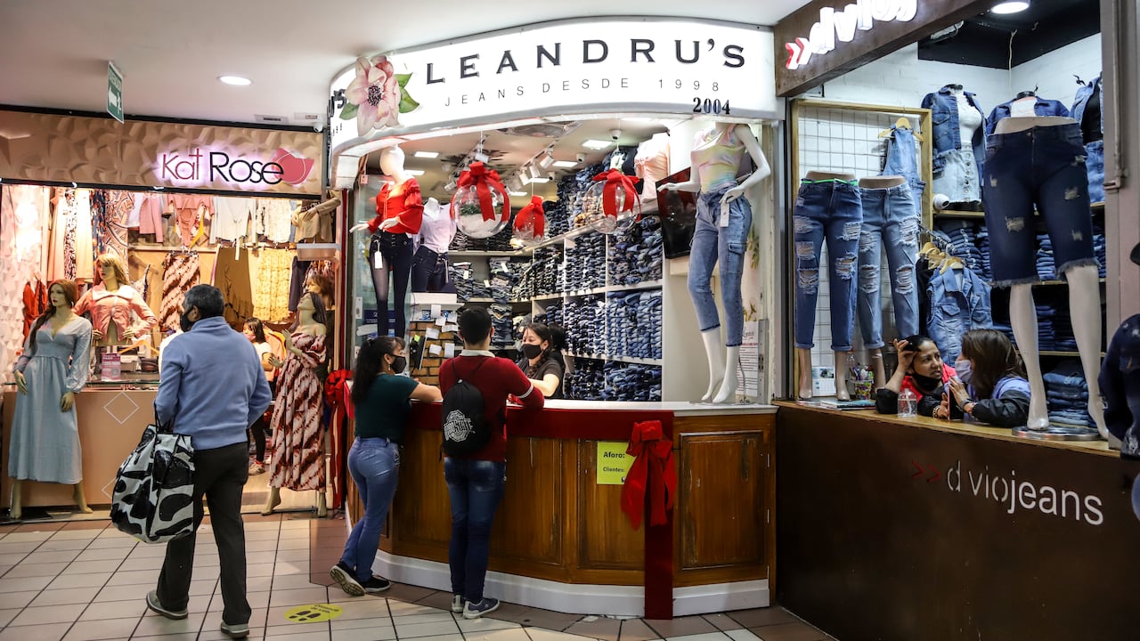 Expertos recomiendan tomar medidas para evitar ser víctima de estafas durante la realización de las compras navideñas.
Foto: Jeimi Villamizar/ Publicaciones Semana