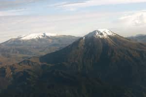 Parque los Nevados: Localizado en un eje volcánico entre el Nevado del Ruiz, el Nevado de Santa Isabel y el Nevado del Tolima, este parque es un paraíso conformado por ríos y humedales propicios para el turismo sostenible.