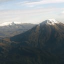 Parque los Nevados: Localizado en un eje volcánico entre el Nevado del Ruiz, el Nevado de Santa Isabel y el Nevado del Tolima, este parque es un paraíso conformado por ríos y humedales propicios para el turismo sostenible.