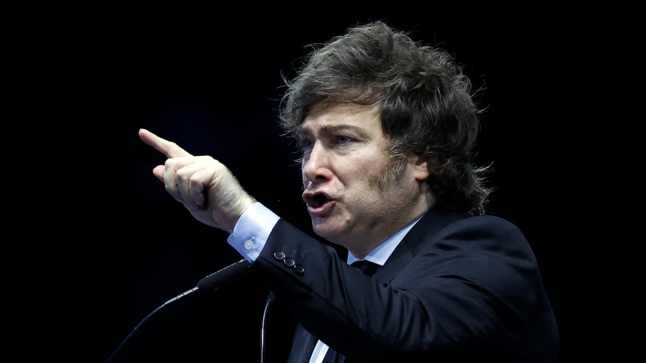 El presidente de Argentina, Javier Milei, pronuncia un discurso durante la clausura del Foro Económico de Madrid, evento patrocinado por una plataforma de criptomonedas, en Madrid el 8 de junio de 2025. (Foto de OSCAR DEL POZO / AFP)