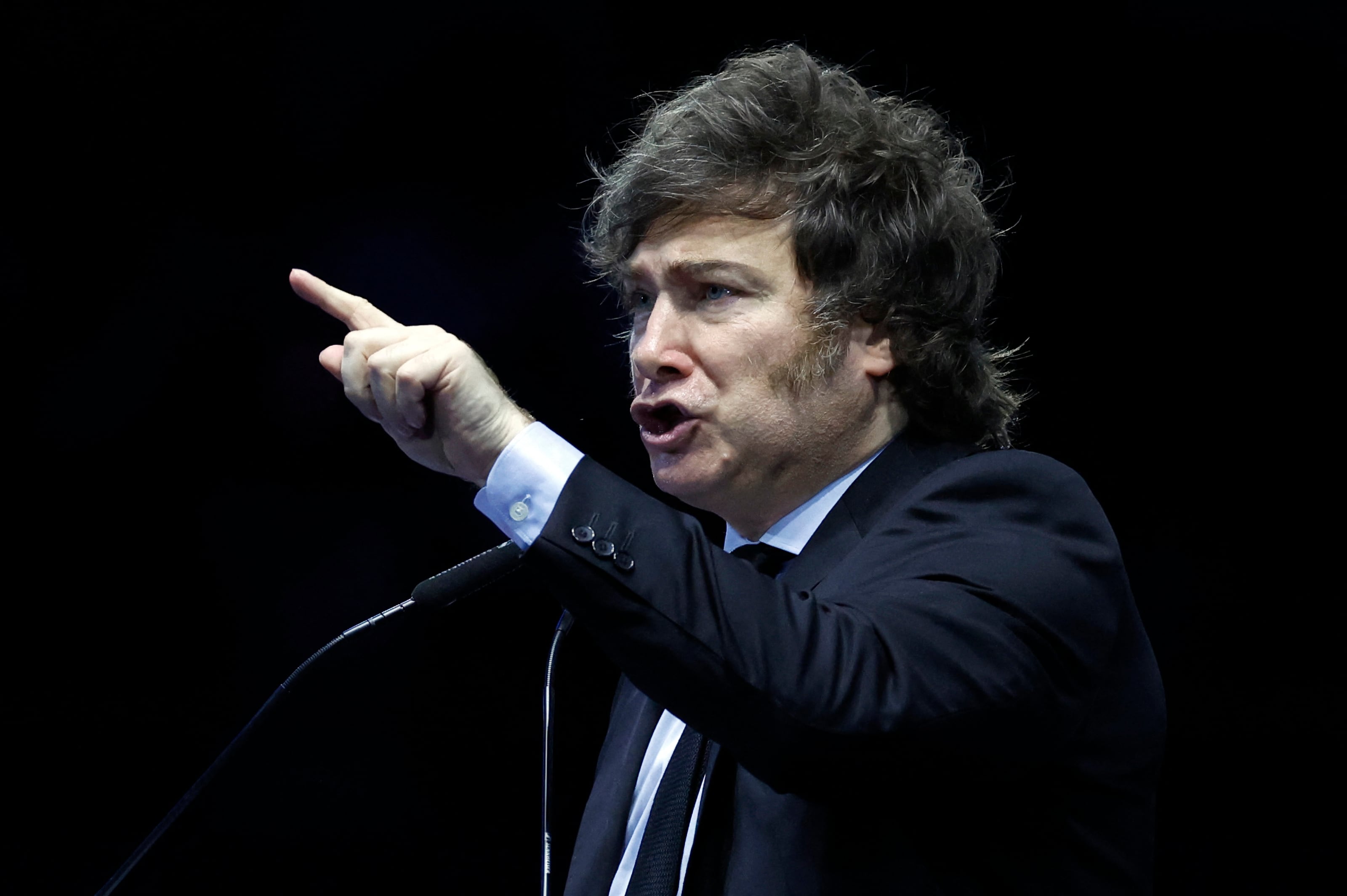 El presidente de Argentina, Javier Milei, pronuncia un discurso durante la clausura del Foro Económico de Madrid, evento patrocinado por una plataforma de criptomonedas, en Madrid el 8 de junio de 2025. (Foto de OSCAR DEL POZO / AFP)
