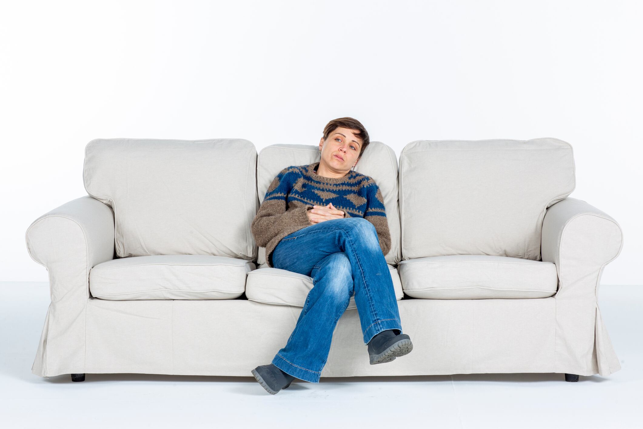 Persona sentada en sofá