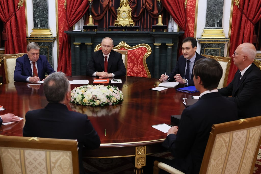 El presidente Vladimir Putin, al fondo en el centro, asiste a conversaciones con los enviados del presidente estadounidense Donald Trump, Steve Witkoff, en primer plano a la izquierda, de espaldas a la cámara, y Jared Kushner, en primer plano a la derecha, de espaldas a la cámara, en el Palacio del Senado del Kremlin en Moscú, el sábado 5 de septiembre de 2026. (Mikhail Metzel/Sputnik/Foto del Kremlin vía AP)