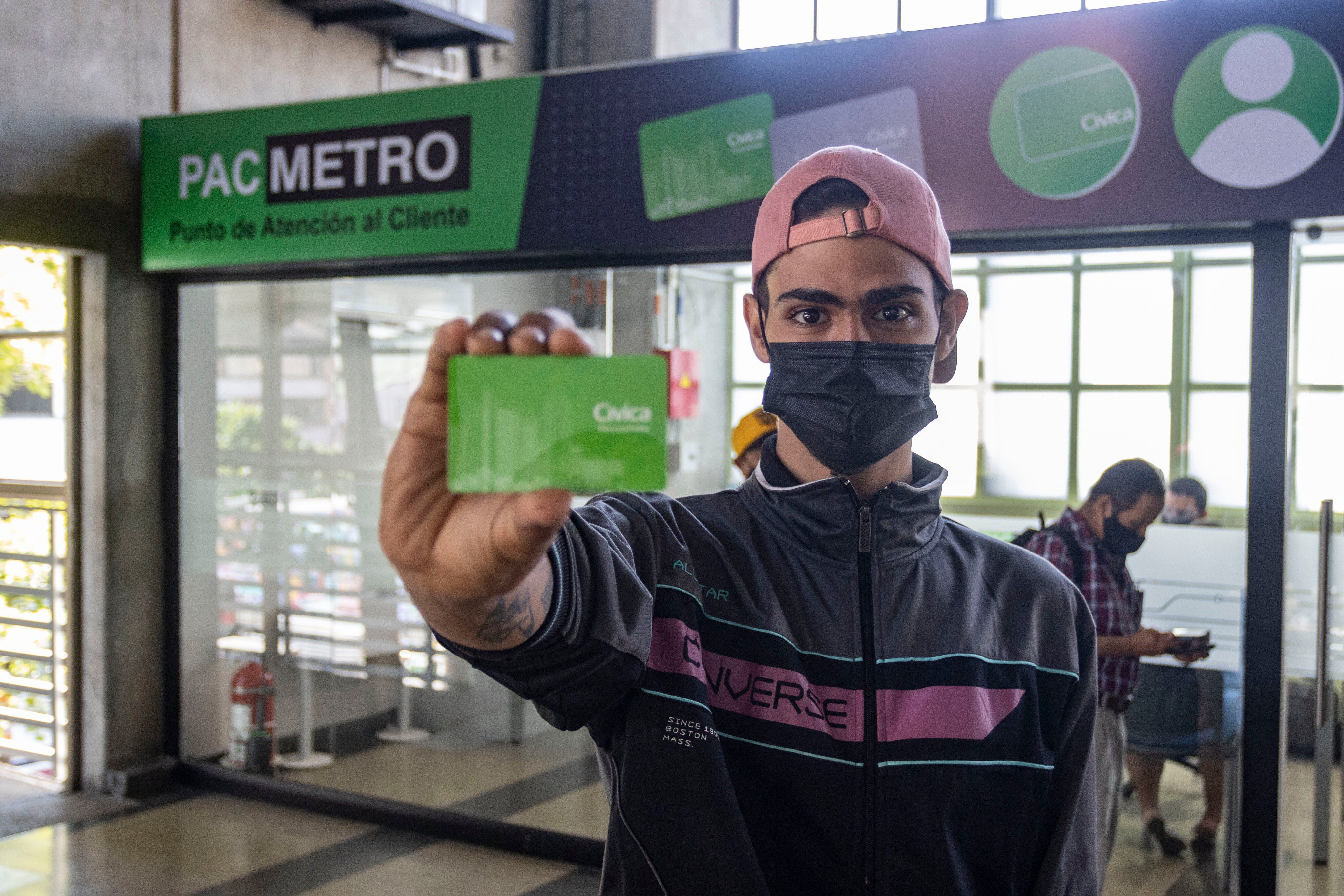 Usuario de Metro de Medellín mostrando tarjeta Cívica