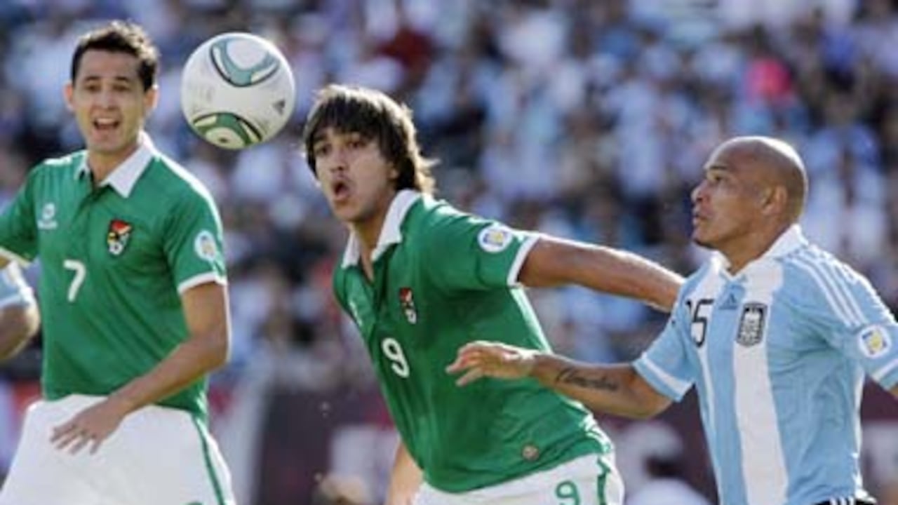 Marcelo Martins, el verdugo de Argentina, lucha un balón con Clemente Rodríguez, uno de los mejores de la albiceleste en el Monumental.