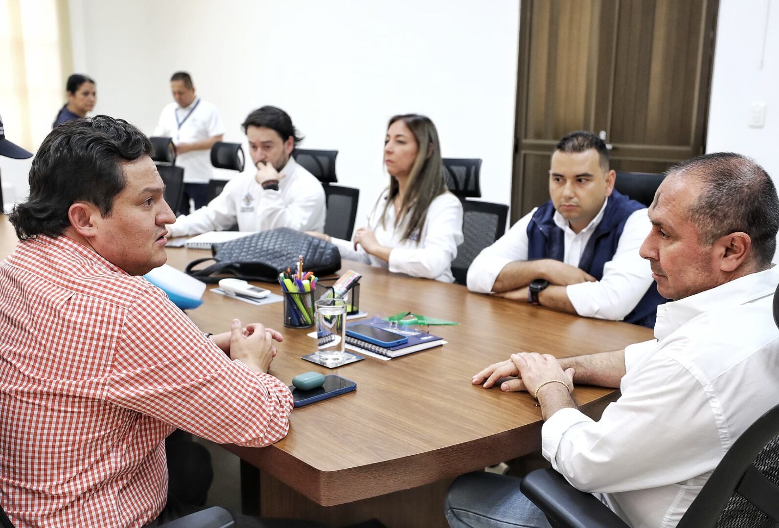 Procurador para los Derechos Humanos, Javier Sarmiento, en reunión con las autoridades locales y carcelarias de Tuluá.