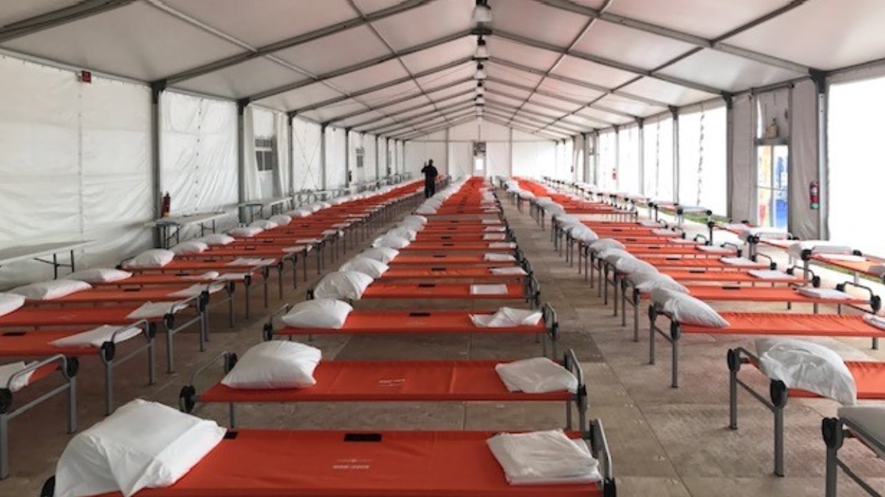 Así lucen los nuevos centros humanitarios temporales para recibir a migrantes que llegan a Nueva York
