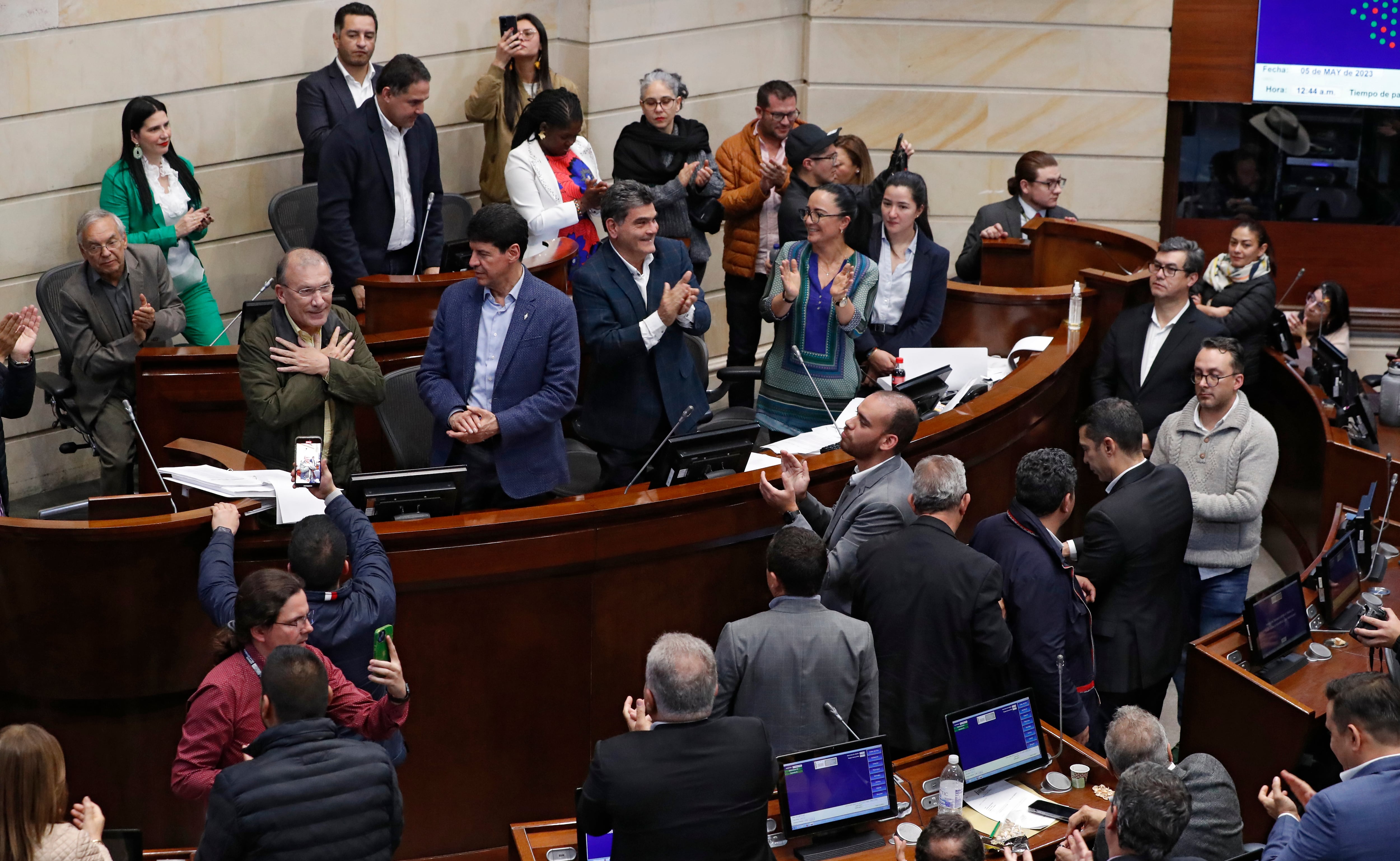 Congresistas saludan al presidente del Senado luego que el Consejo de Estado anulara la elección de Roy Barreras como senador por doble militancia
Bogota mayo 5 del 2023
Foto Guillermo Torres Reina / Semana