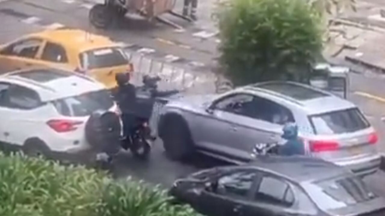 Los delincuentes amenazaron a las personas con una pistola.