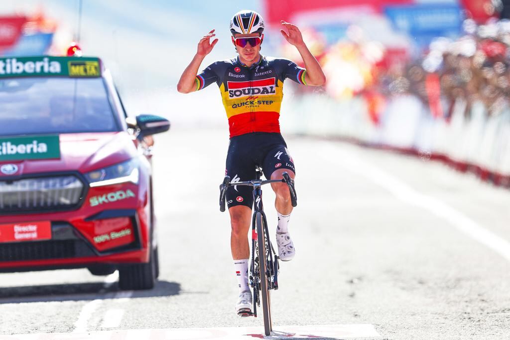Remco Evenepoel celebrando su victoria de etapa.