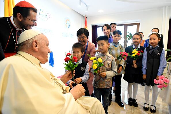 El avión papal aterrizó poco antes de las 10H00 (02H00 GMT) en la capital del país, Ulán Bator, donde Francisco fue recibido por un séquito de guardias de honor mongoles con vestimentas tradicionales de color azul, rojo y amarillo.