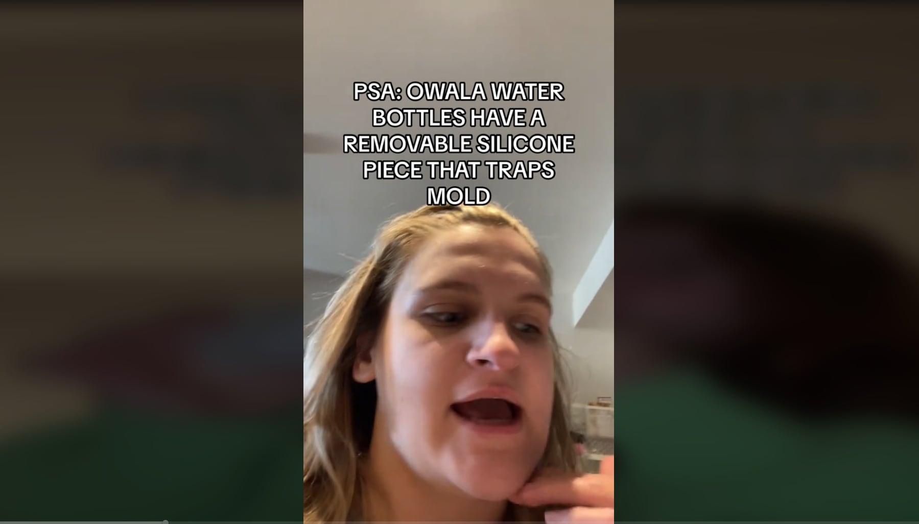 La joven desconocía que el plástico se debía quitar para limpiarlo.