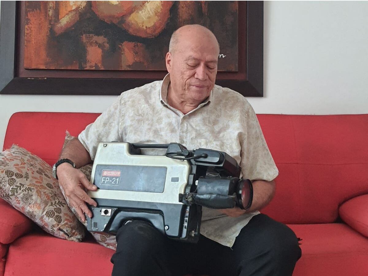 "A partir de junio - julio, también de 1985, aparecen unas personas desde distintos
lugares del vecindario del volcán anunciando que ya estaban viendo unas fumarolas bastante grandes", cuenta el periodista Javier Mauricio Manjarrés.