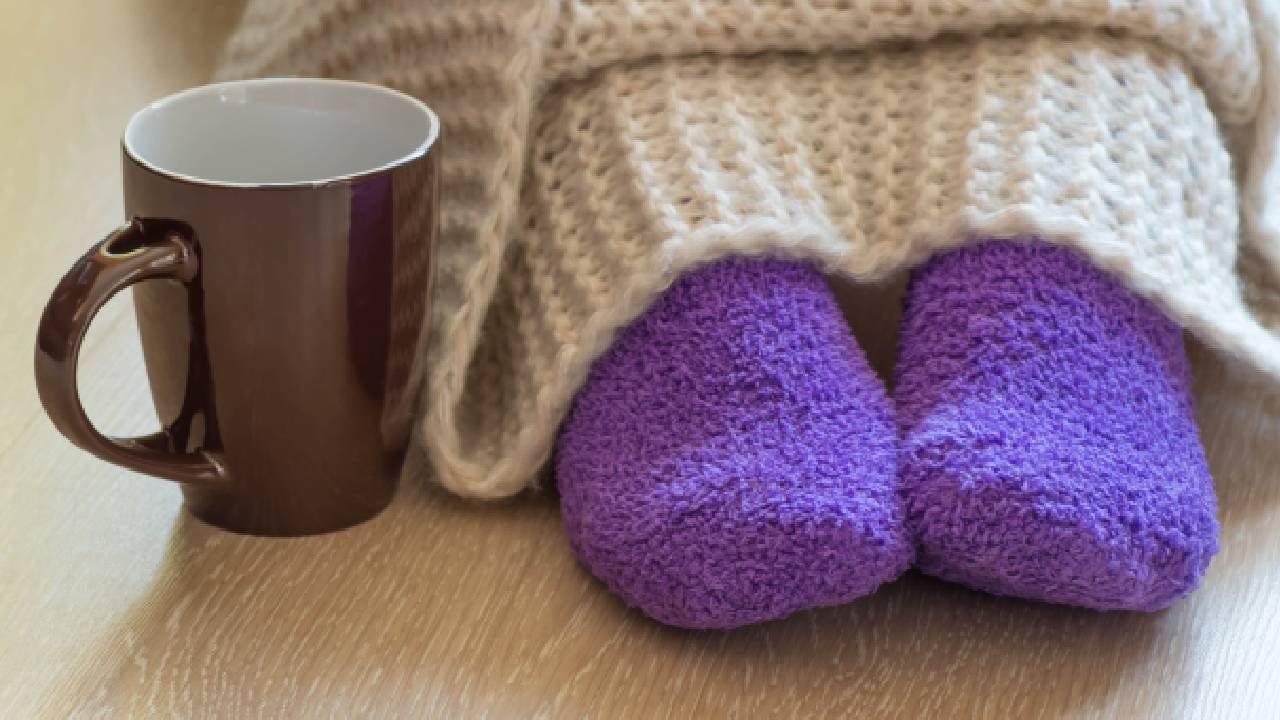 Expertos recomiendan activar la musculatura del pie para evitar la sensación de tenerlos fríos. Foto: GettyImages.