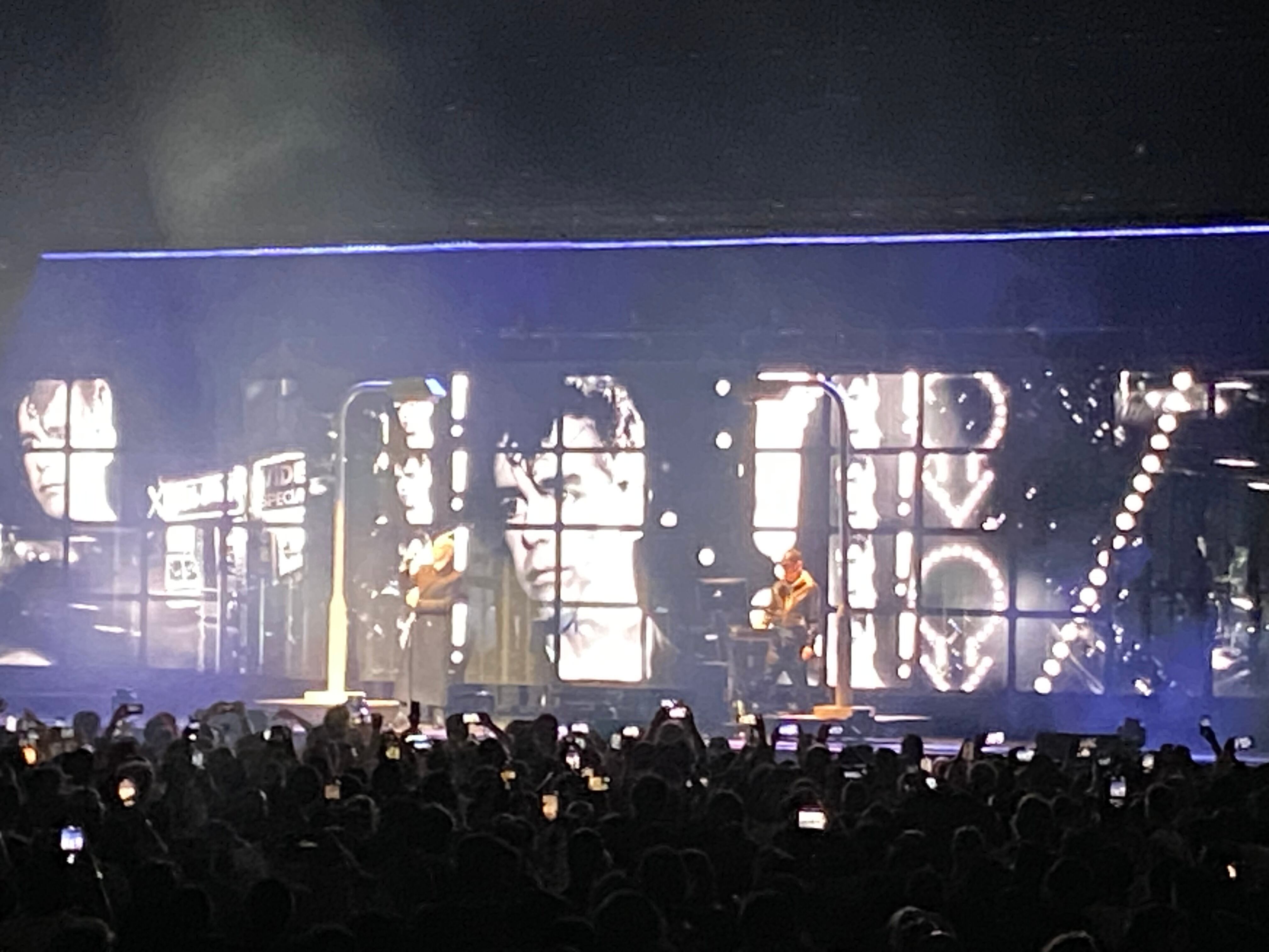 Pet Shop Boys en concierto en Bogotá, el 9 de diciembre de 2023, en el Movistar Arena.