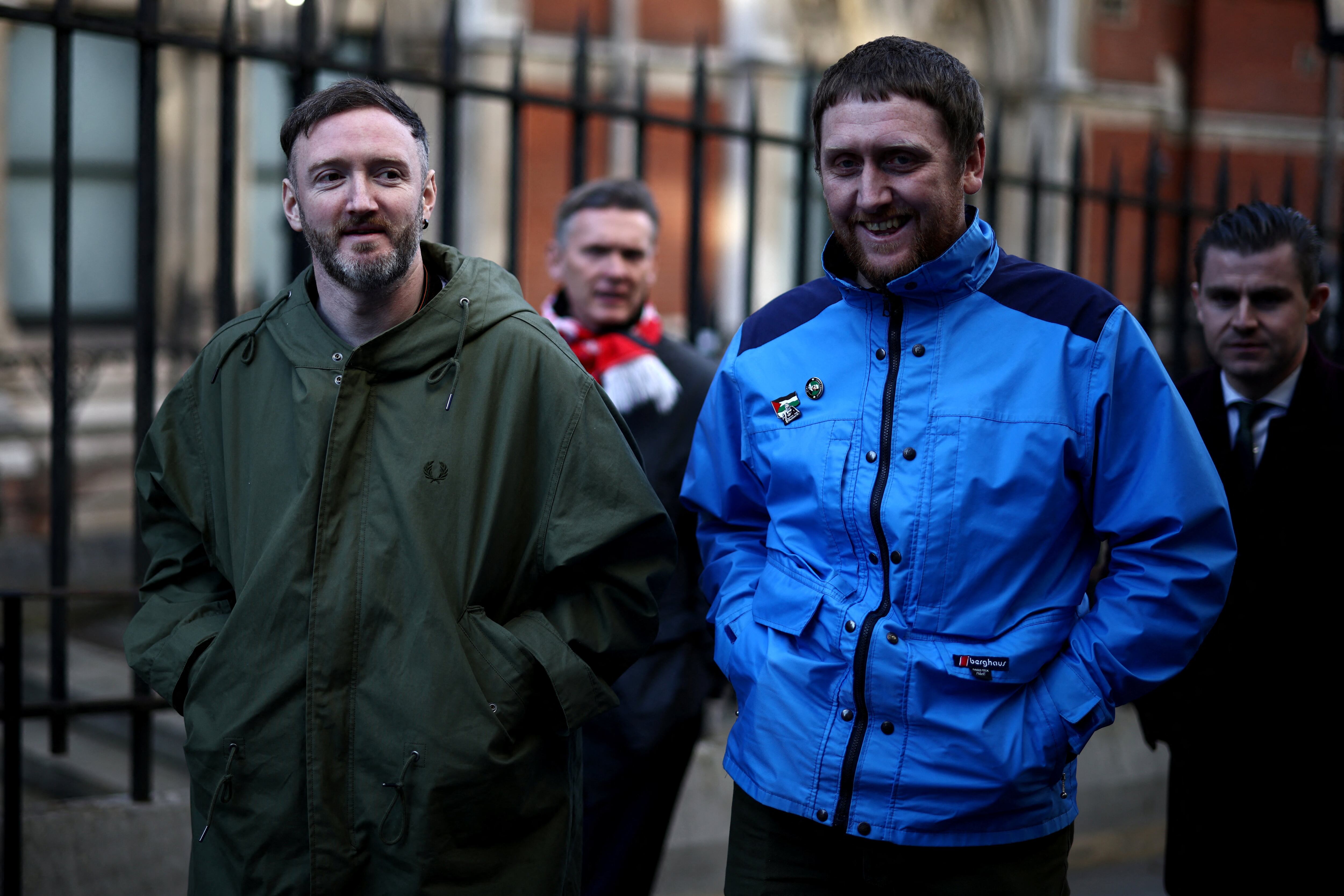 DJ Provaí (izq.), miembro de Kneecap, y Dan Lambert (der.), mánager de Kneecap, salen de los Tribunales Reales de Justicia. El 14 de enero, la fiscalía británica interpuso un recurso ante el Tribunal Superior contra la decisión de un juez de desestimar el cargo de apoyo al terrorismo contra Liam O'Hanna, miembro de la banda Kneecap y conocido por su nombre artístico Mo Chara. (Foto de Henry NICHOLLS / AFP)
