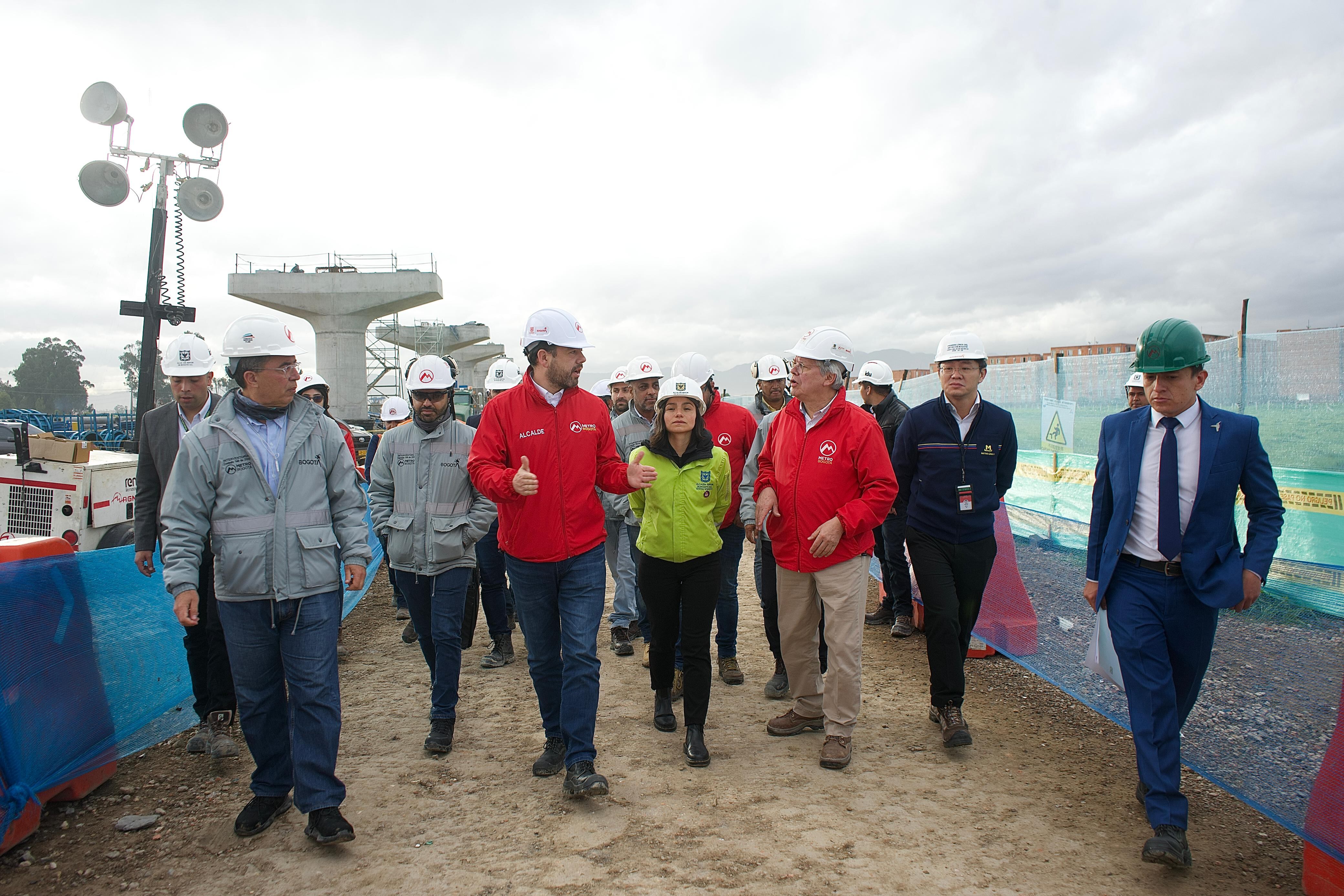 Alcalde Carlos Fernando Galán recorriendo con funcionarios y directivos del consorcio chino las obras del Metro de Bogotá