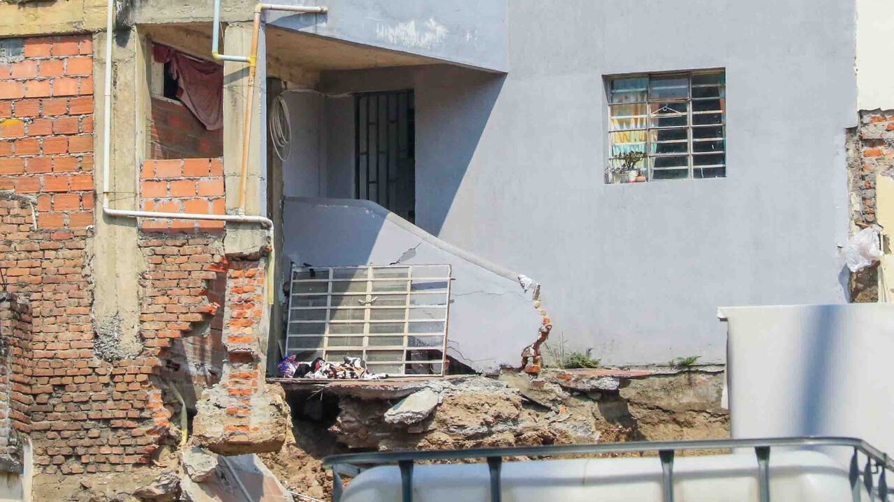 Cali: autoridades ordenaron suspender obras donde colapsó muro que afectó a 11 apartamentos.