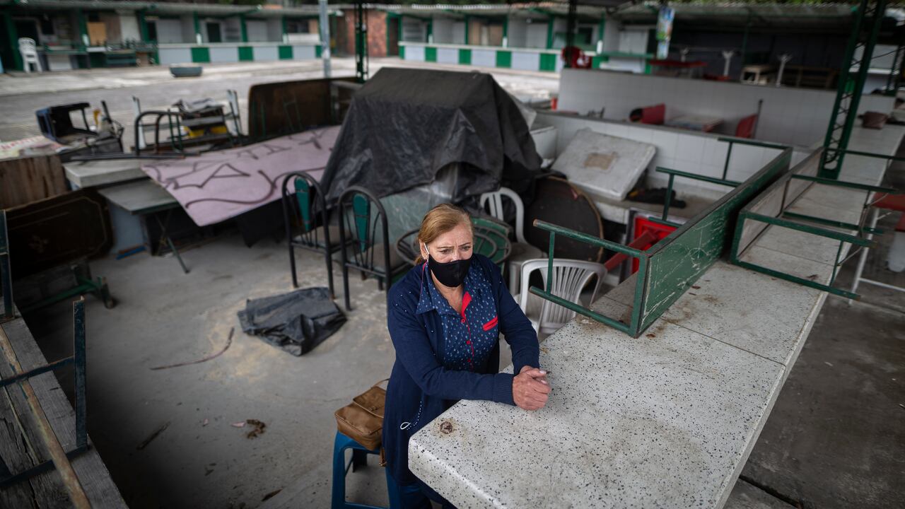 PALACIO DEL COLESTEROL
TRABAJADORES DEL PALACIO DEL COLESTEROL TUVIERON QUE CERRAR LA TRADICIONAL PLAZA DE COMIDAS FRENTE AL ESTADIO EL CAMPIN A CAUSA DE LA PANDEMIA COVID-19
CORONAVIRUS
03 DE MARZO 2021
FOTO: ESTEBAN VEGA LA.ROTTA
REVISTA SEMANA