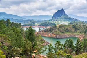 Vista de La Roca cerca del pueblo de Guatape, Antioquia en Colombia