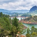 Vista de La Roca cerca del pueblo de Guatape, Antioquia en Colombia