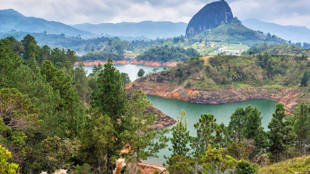 Vista de La Roca cerca del pueblo de Guatape, Antioquia en Colombia
