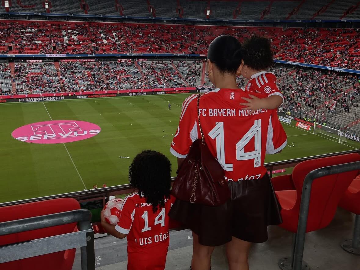 Esposa e hijas de Luis Díaz lo acompañan en sus primeros partidos con el Bayern Múnich.