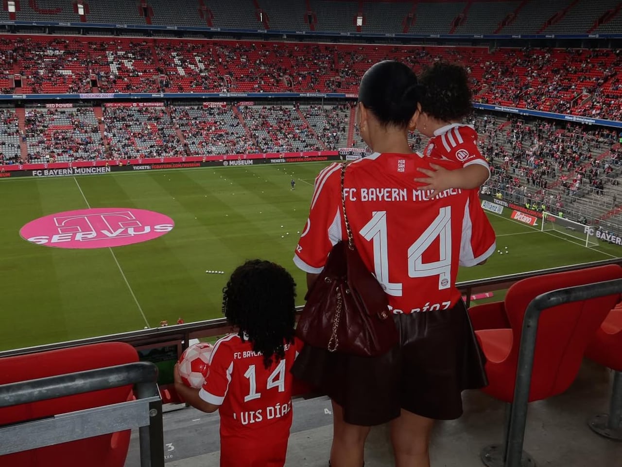 Esposa e hijas de Luis Díaz lo acompañan en sus primeros partidos con el Bayern Múnich.