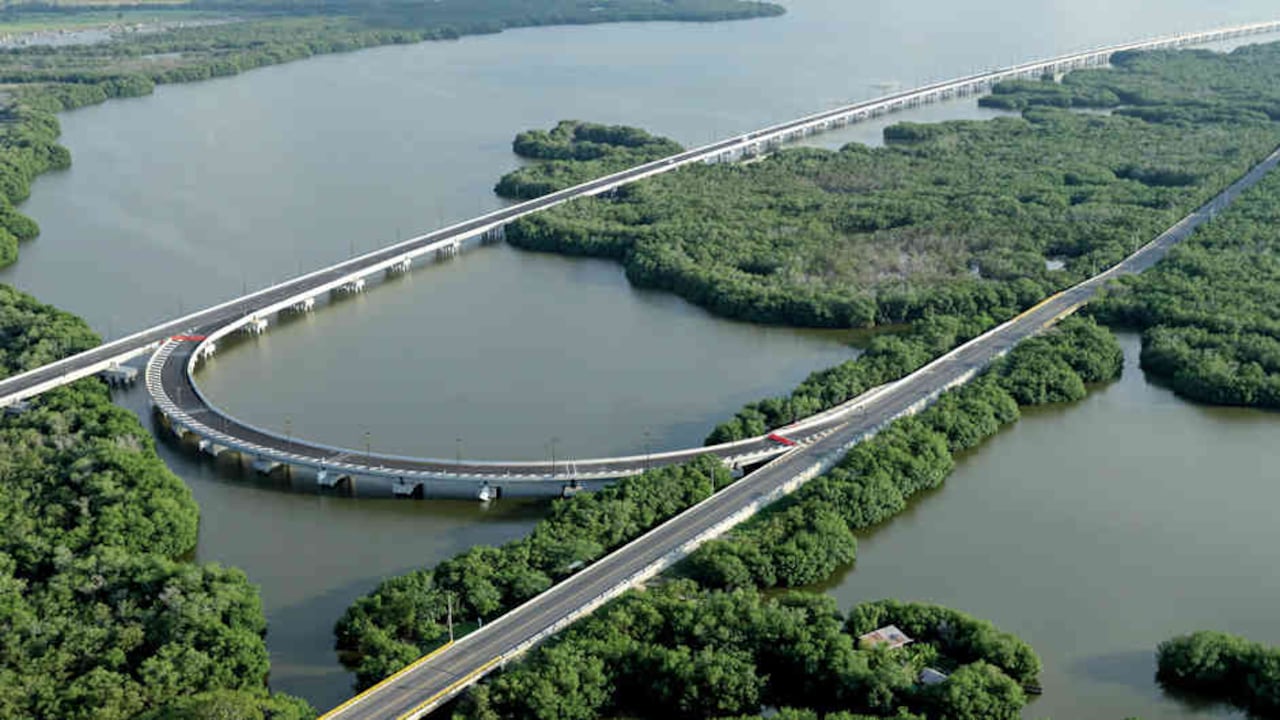 Al no excavar el suelo de la cie´naga se evito´ retirar el 94 por ciento de mangle que estaba previsto en los estudios iniciales.