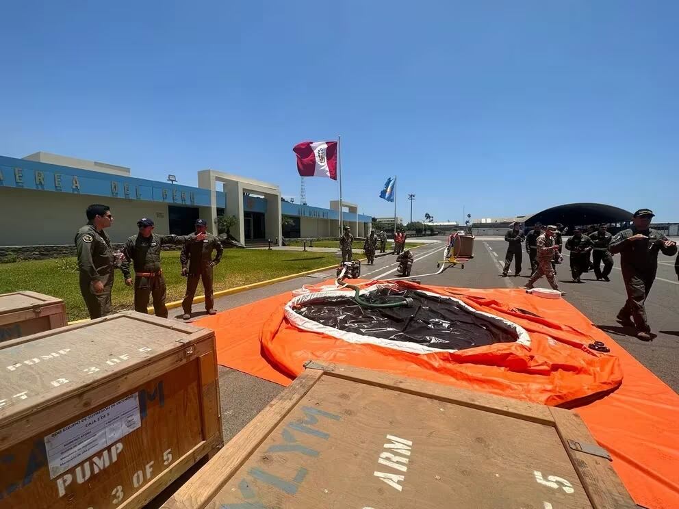 A través del Sistema de Cooperación entre las Fuerzas Aéreas Americanas, para combatir los incendios forestales en Colombia, se da esta colaboración. Los integrantes de la FAC, quienes se harán cargo de traer los equipos al país, arribaron en un avión C-130 Hércules  en la Base Aérea del Callao, ubicado en Lima, para recoger el cargamento especial.