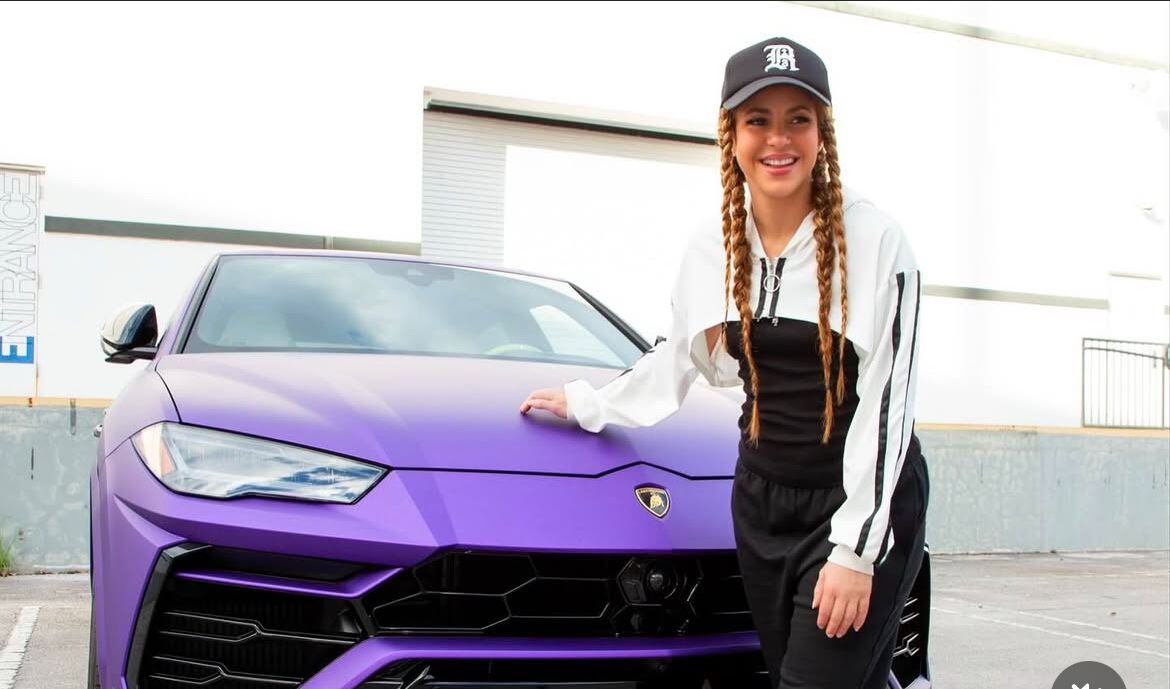Shakira entrega su Lamborghini Urus a joven colombiano tras creativa propuesta
