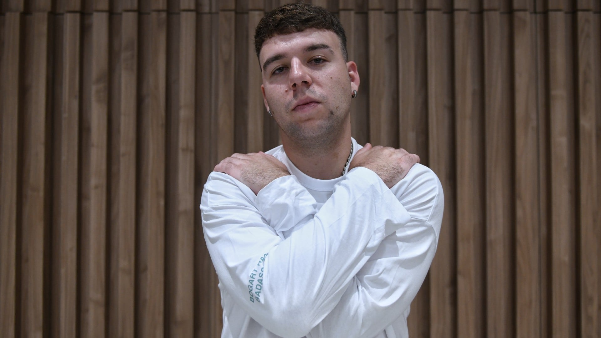 Quevedo es cantante y compositor español de reguetón, pop rap y trap latino.