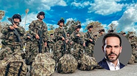 Integrantes del Ejército Nacional y el presidente Abelardo De La Espriella.