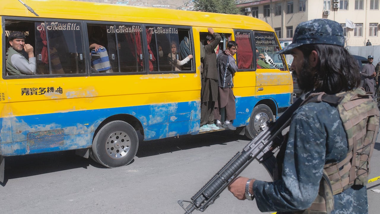 Los toxicómanos son llevados violentamente a unas ambulancias que los trasladan al servicio de rehabilitación del hospital Ibn Sina, en una antigua base militar. (AP Photo/Ahmad Halabisaz)