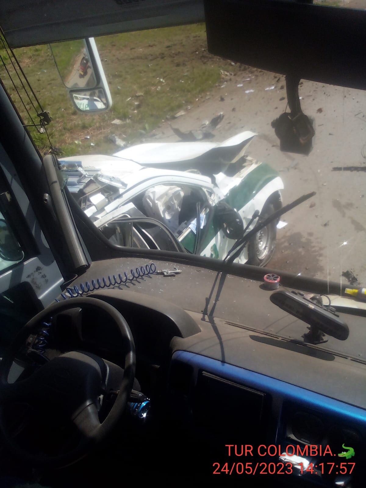 De momento se conoce que al menos dos policías fallecieron.