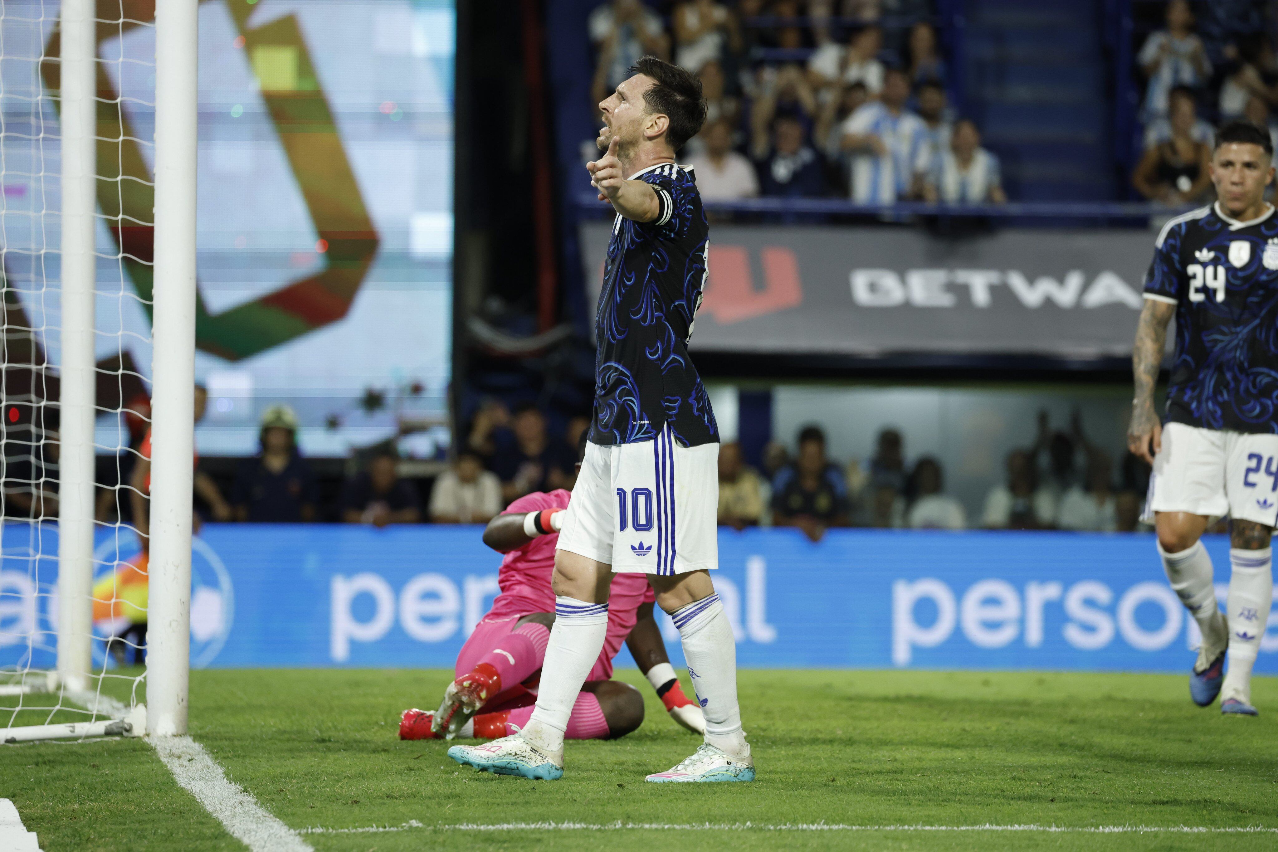 Lionel Messi celebra su gol en La Bombonera.