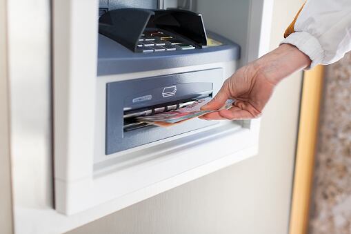 Esto es lo que nunca debe hacer si recibe dinero extra.