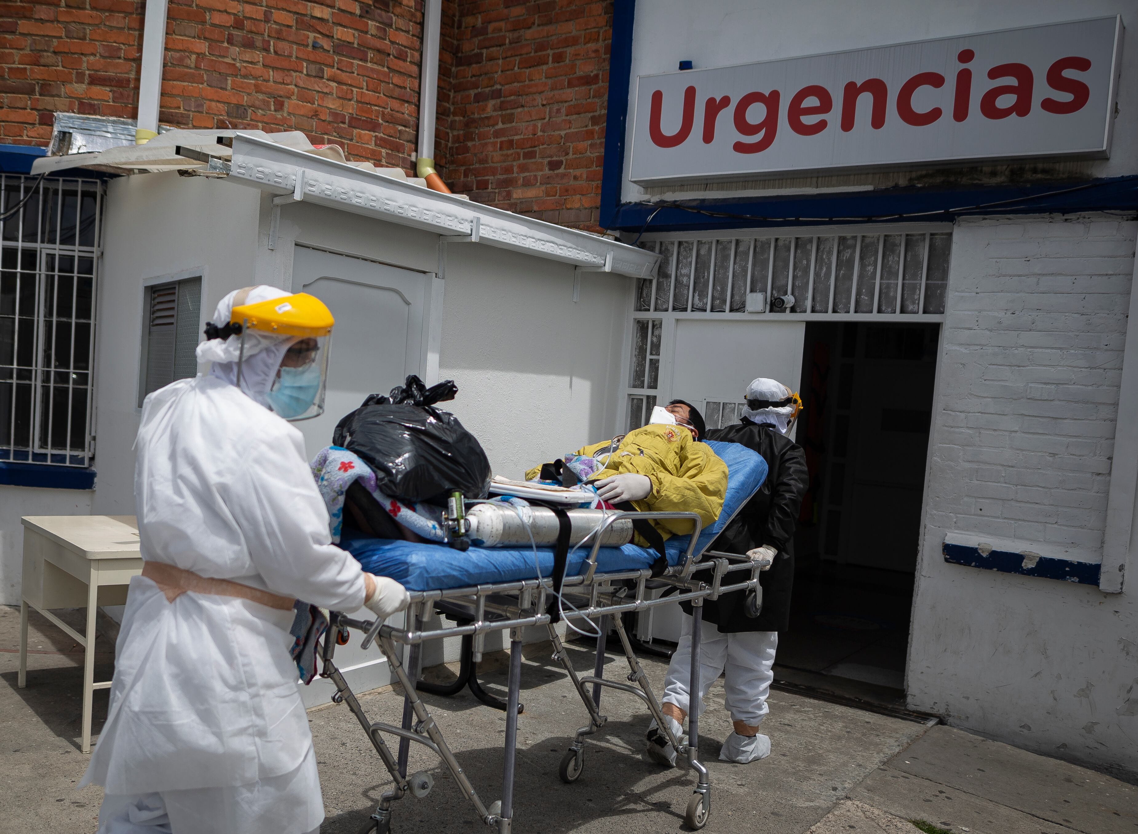 UCI HOSPITAL SANTA CLARA
PACIENTES CON COVID-19 SON ATENDIDOS EN LA SALA DE CUIDADOS INTENSIVOS DEL HOSPITAL SANTA CLARA EN LA CIUDAD DE BOGOTA
COVID 19 
CORONAVIRUS
FOTO: ESTEBAN VEGA LA-ROTTA
REVISTA SEMANA