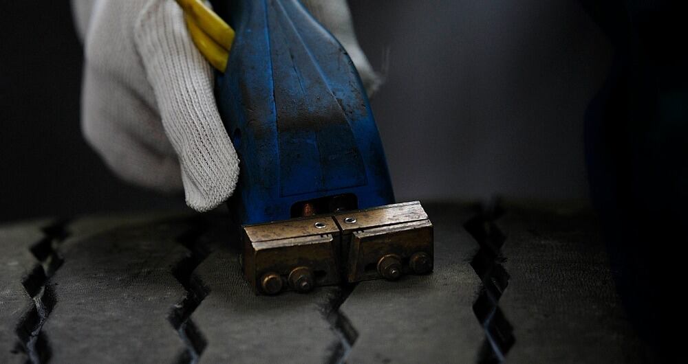 La ‘reesculturación’ de las llantas es un proceso que se lleva a cabo en centros de servicio certificados con la idea de prolongar su rendimiento.