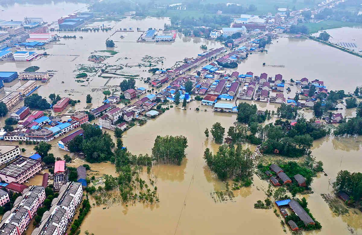 En esta foto de archivo tomada el 20 de julio de 2020 y publicada por la Agencia de Noticias Xinhua se puede ver la magnitud de las inundaciones en la ciudad de Guzhen, provincia de Anhui, en el este de China. Las inundaciones de verano en China han dejado más de 200 personas muertas o desaparecidas y han causado 25 mil millones en daños directos, según dijo un funcionario de gestión de emergencias este jueves 13 de agosto de 2020. Las inundaciones también afectaron los principales sistemas fluviales en las partes central y sur del país. Foto: Tang Yang / Xinhua vía AP Archivo 